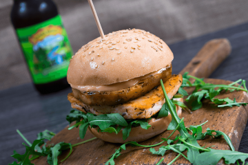 Halloumi Burger mit Ananas und Ruccola