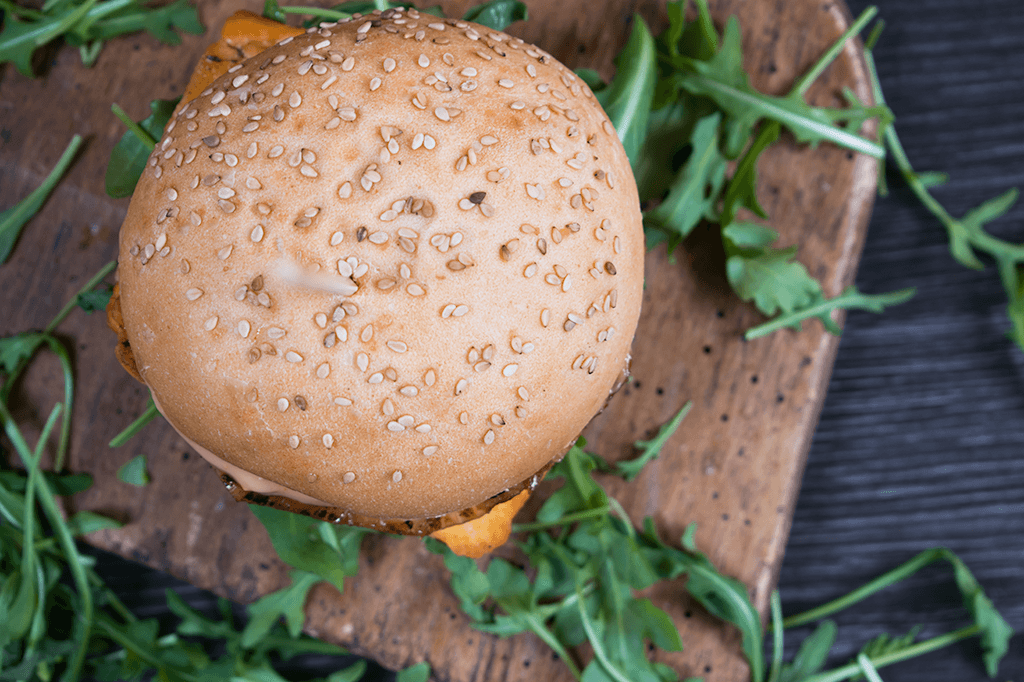 Halloumi Burger mit Ananas und Ruccola