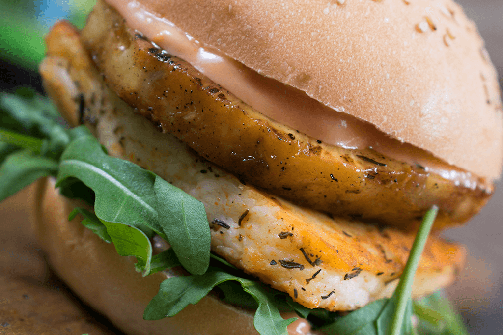 Halloumi Burger mit Ananas und Ruccola