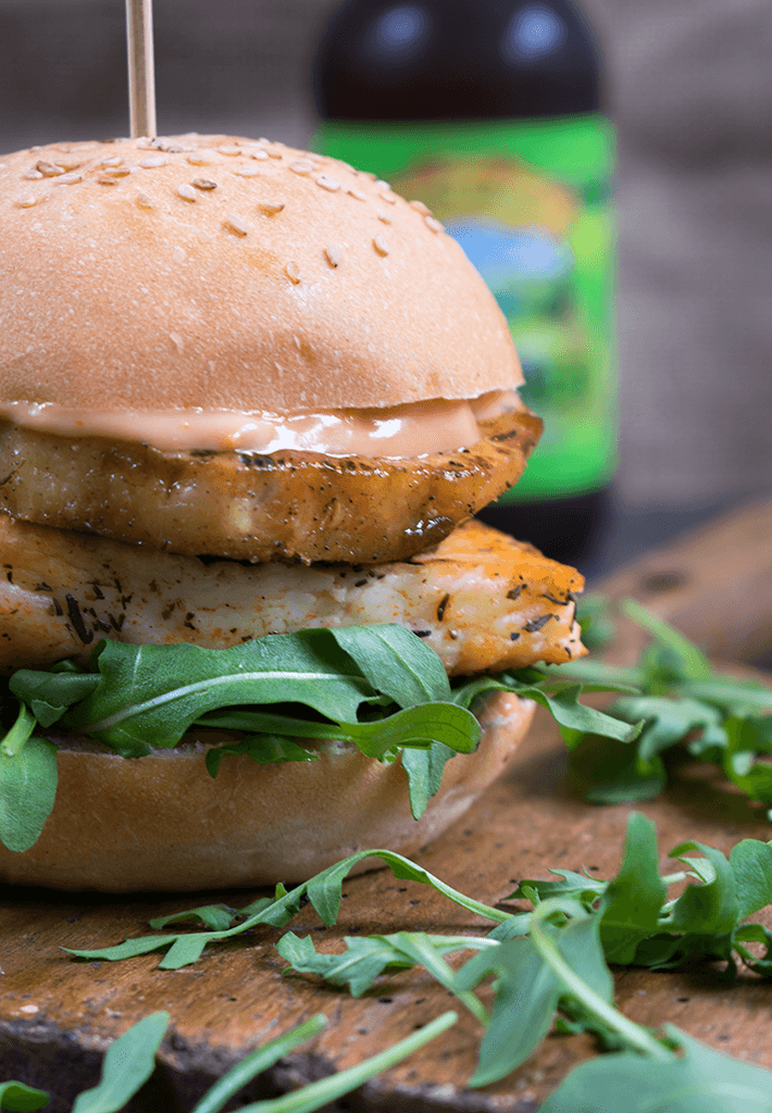 Halloumi Burger mit Ananas und Ruccola