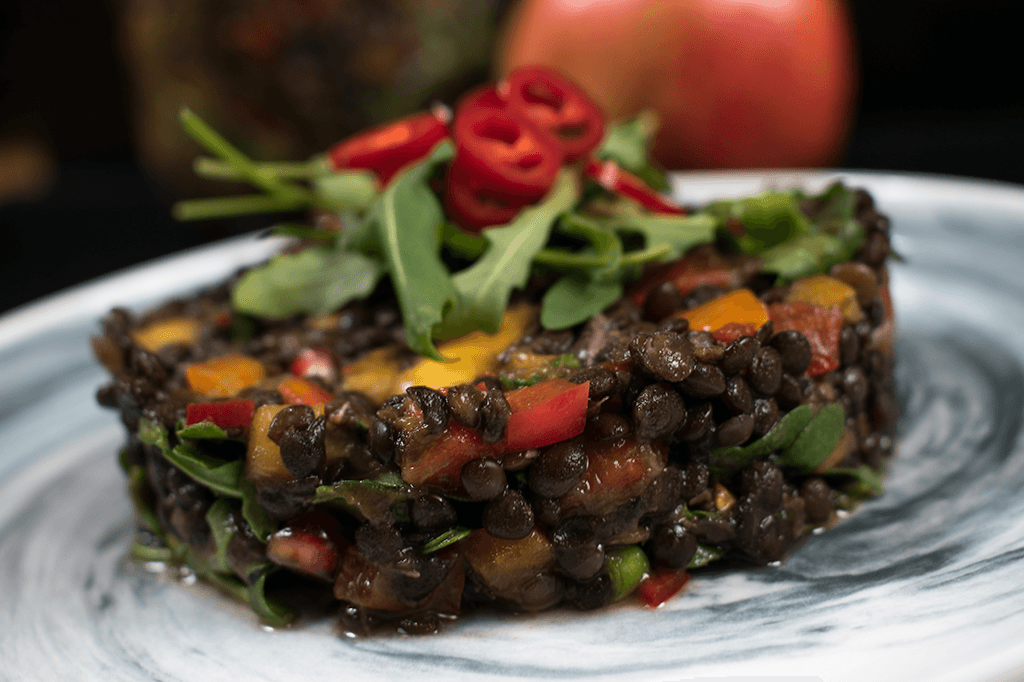 Linsensalat mit Mango, Granatapfelkernen, Rucola und Chili