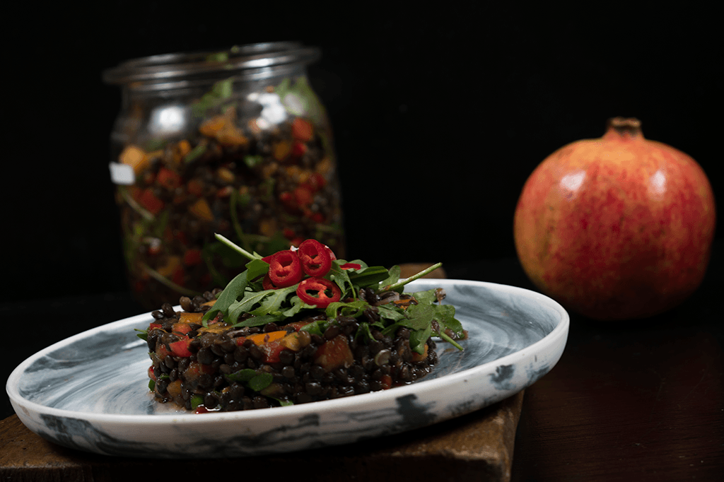 Linsensalat mit Mango, Granatapfelkernen, Rucola und Chili