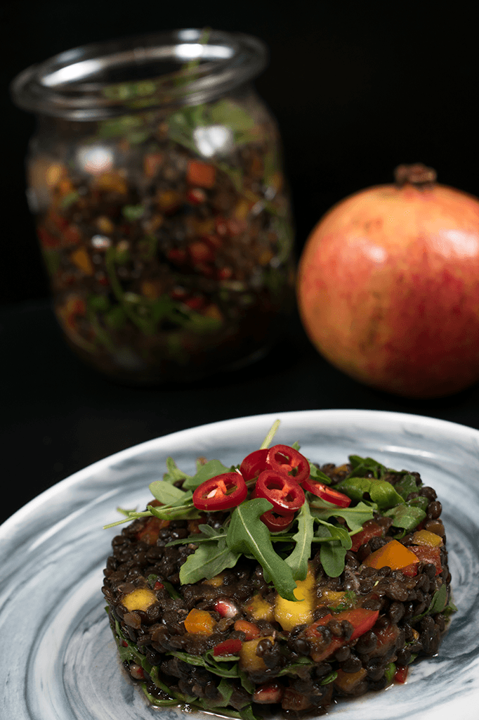 Linsensalat mit Mango, Granatapfelkernen, Rucola und Chili