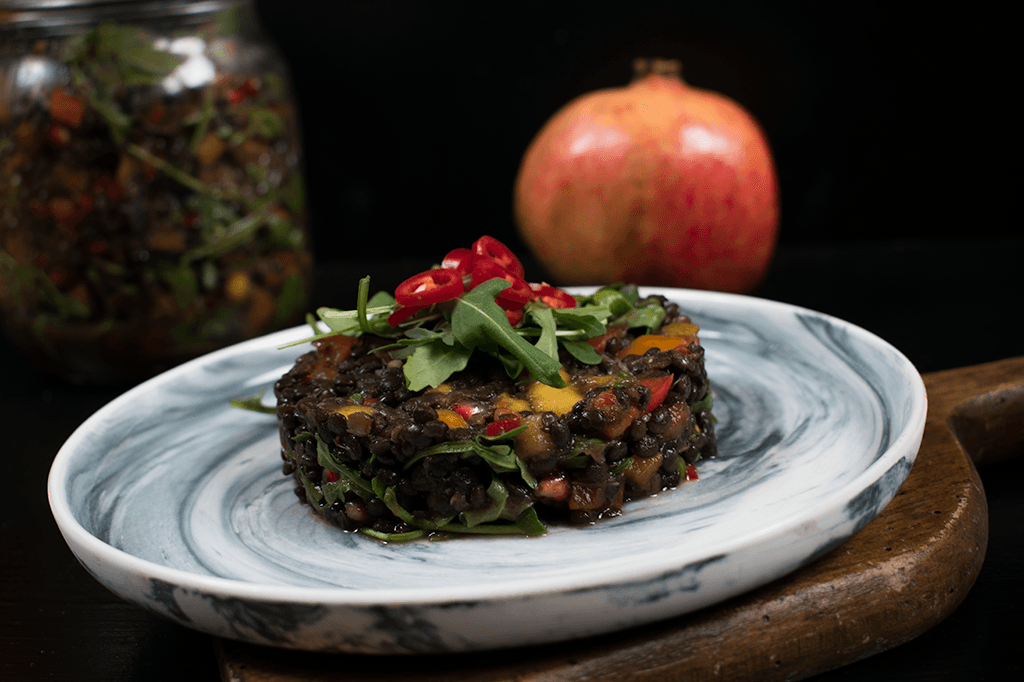 Linsensalat mit Mango, Granatapfelkernen, Rucola und Chili