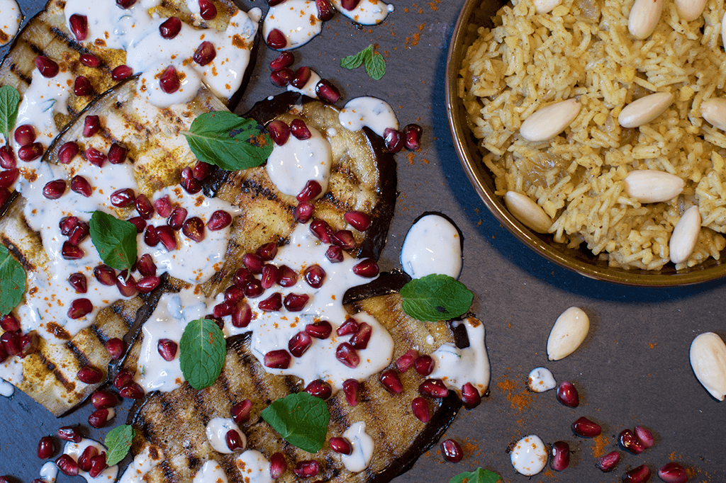 Gegrillte Auberginen mit Granatapfelkernen und Mandel-Rosinen-Pilaw