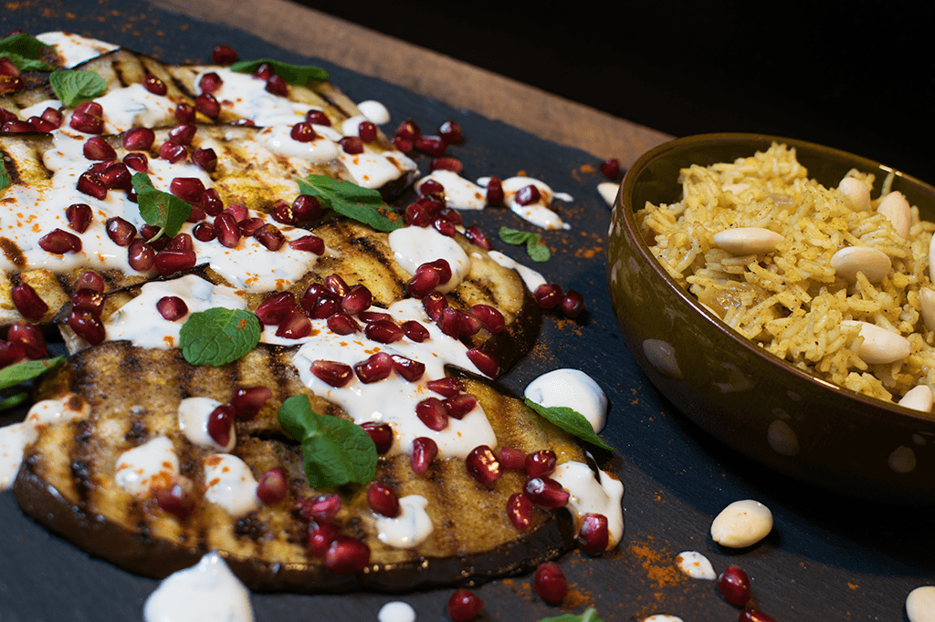 Gegrillte Auberginen mit Granatapfelkernen und Mandel-Rosinen-Pilaw