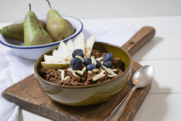 Quinoa-Porridge mit Kakao, Birne und Blaubeeren