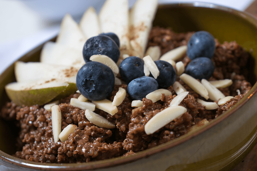 Quinoa-Porridge mit Kakao, Birne und Blaubeeren