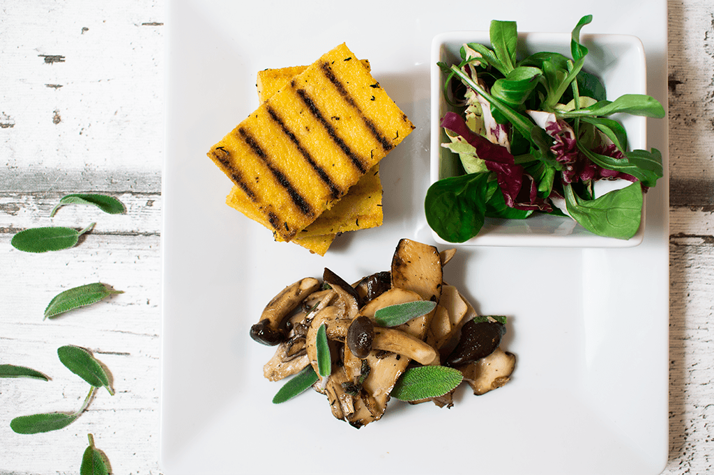 Gegrillte Polentaschnitten mit bunter Pilzpfanne und Salbei