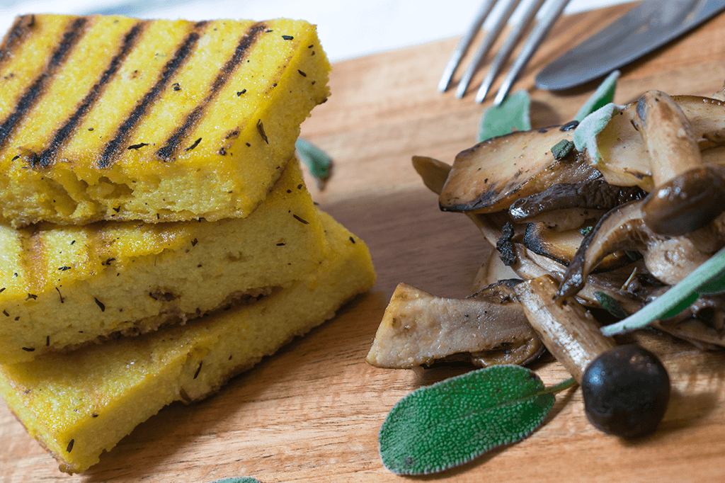 Gegrillte Polentaschnitten mit bunter Pilzpfanne und Salbei