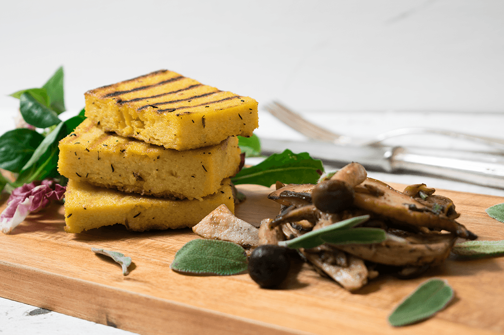 Gegrillte Polentaschnitten mit bunter Pilzpfanne und Salbei