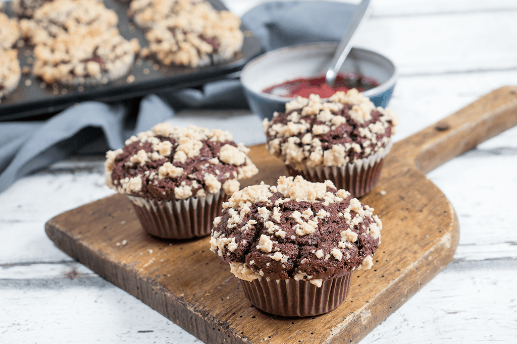 Vegane Schokoladen-Streusel-Muffins mit Marmelade