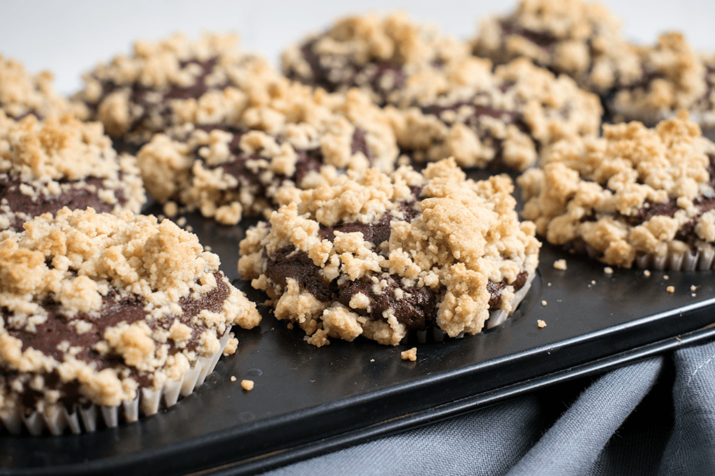 Vegane Schokoladen-Streusel-Muffins mit Marmelade