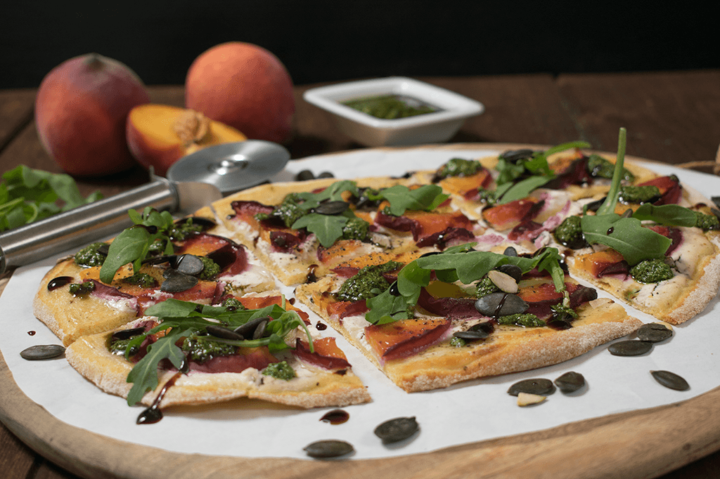 Flatbread mit Pfirsich und Kürbiskernpesto