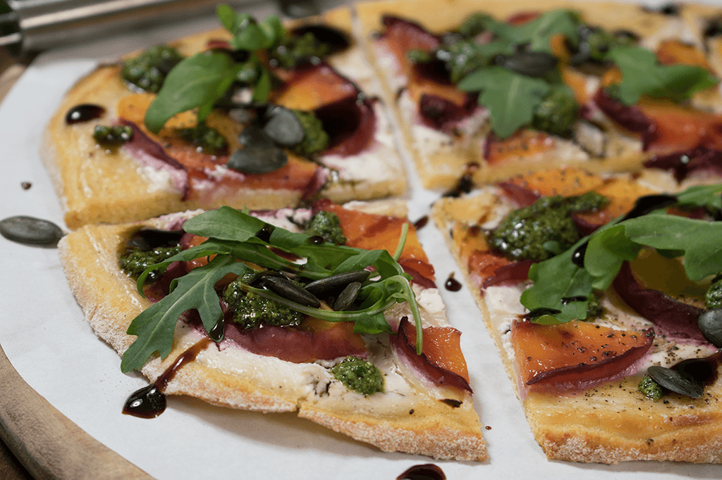 Flatbread mit Pfirsich und Kürbiskernpesto