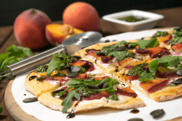 Flatbread mit Pfirsich und Kürbiskernpesto