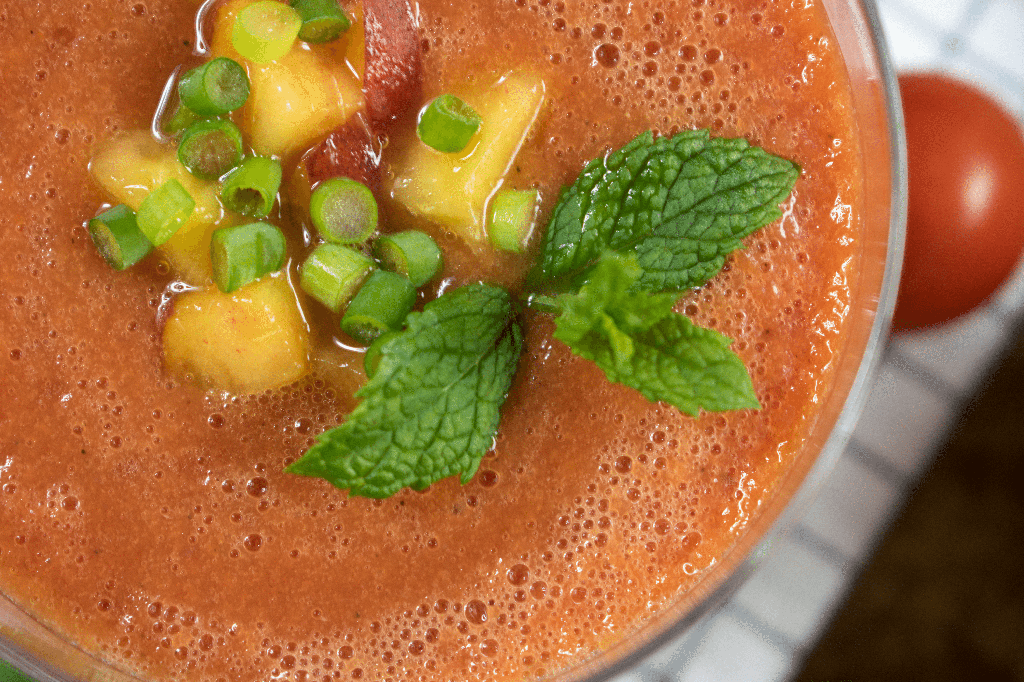 Pfirsich Gazpacho mit Tomaten