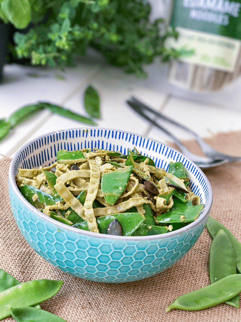 Edamame Pasta mit Zucerkschoten und Pesto