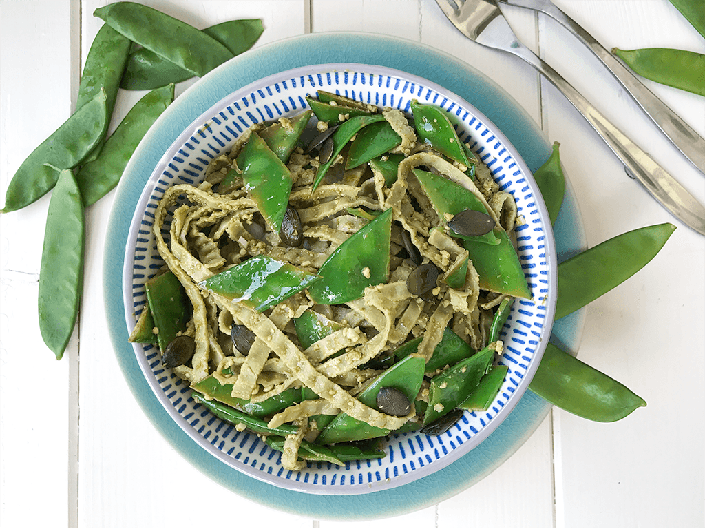 Edamame Pasta mit Zucerkschoten und Pesto