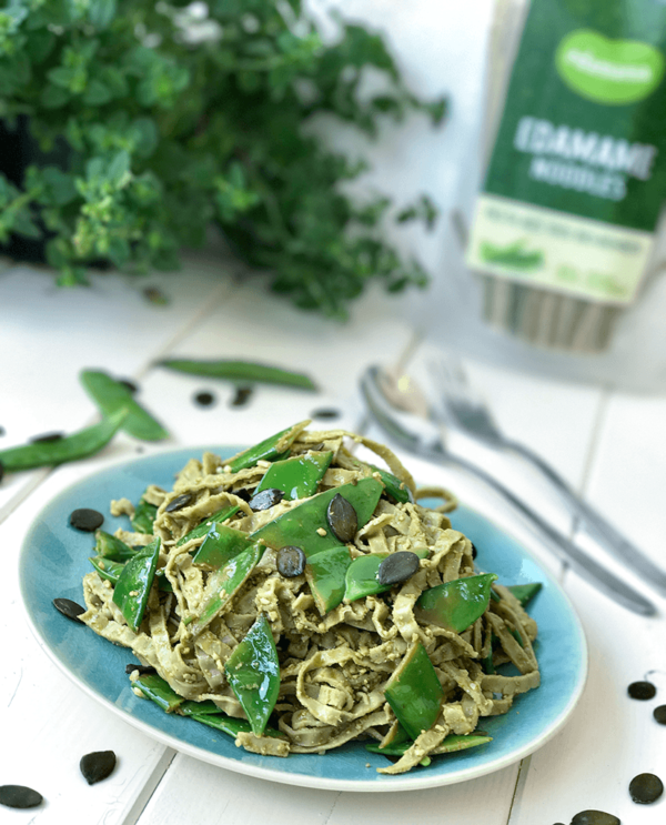 Edamame Nudeln mit Zuckerschoten und Kürbiskernpesto - the greendorf