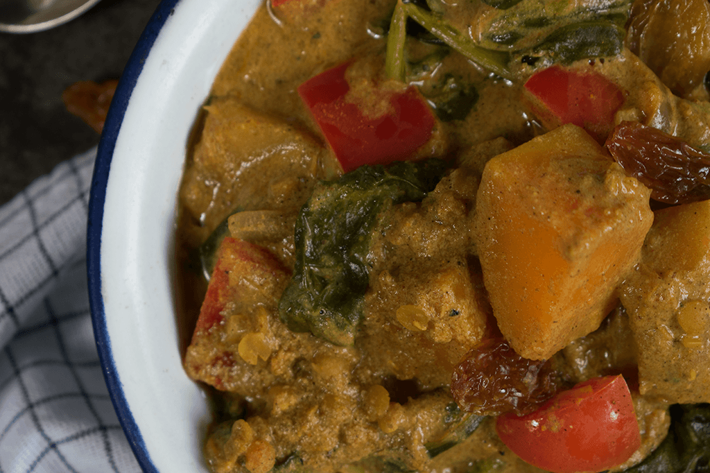 Kürbis-Linsen-Curry mit Rosinen und Blattspinat