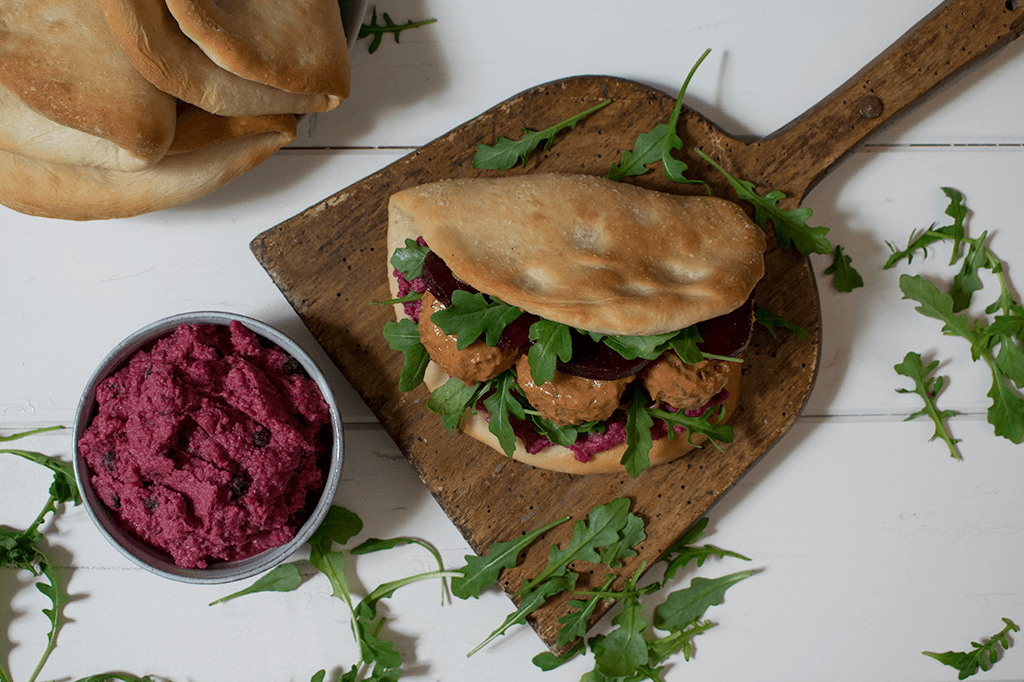 Naan Sandwich mit Rote Bete und veganen Tandoori-Bällchen