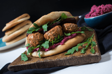 Naan Sandwich mit Rotr Bete und veganen Tandoori-Bällchen