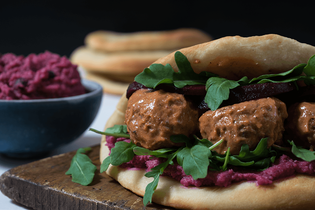 Naan Sandwich mit Rote Bete und veganen Tandoori-Bällchen