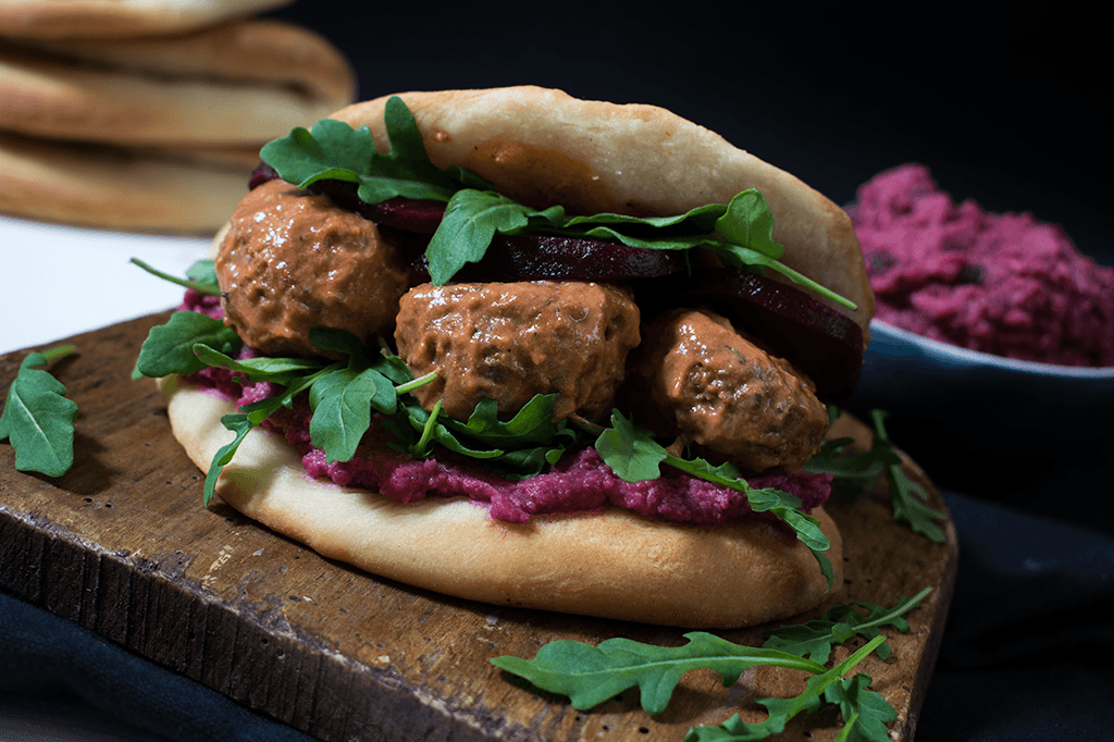 Naan Sandwich mit Rote Bete und veganen Tandoori-Bällchen