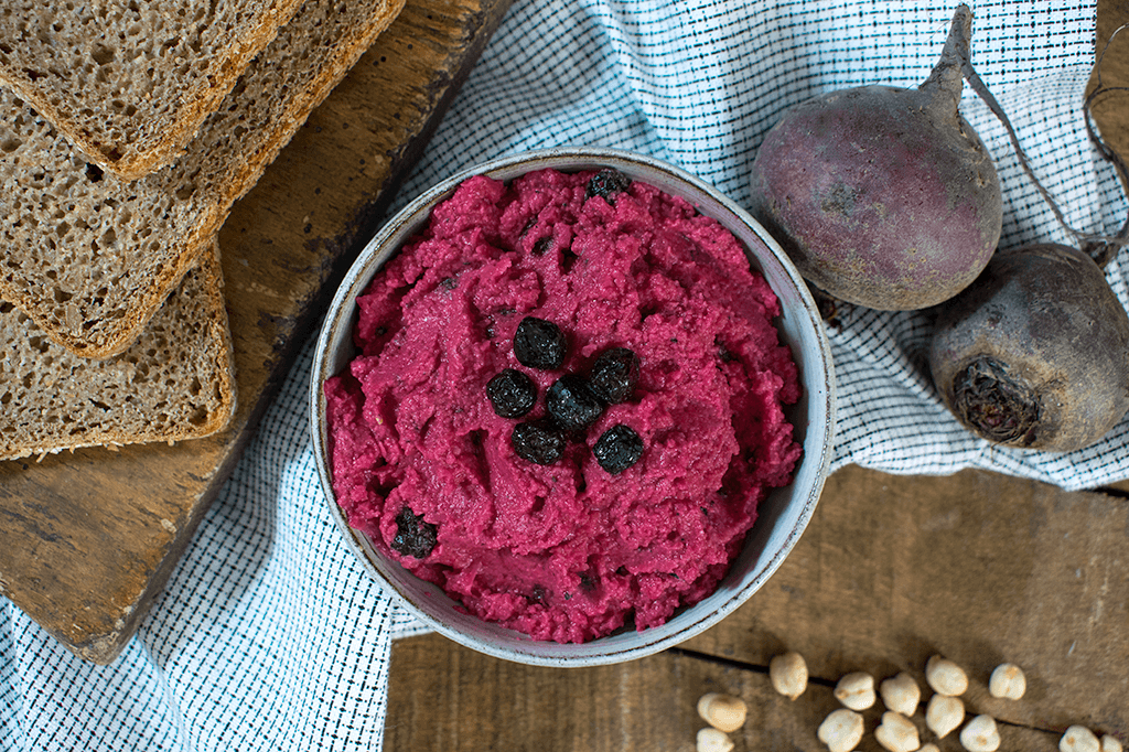 Rote Bete Hummus mit Aroniabeeren