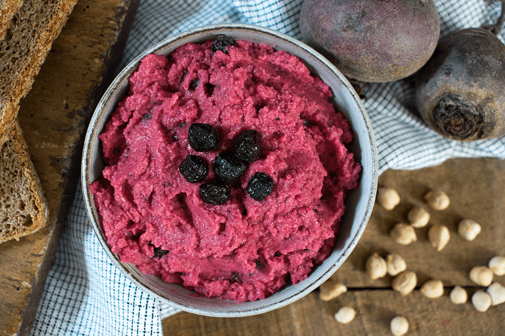 Rote Bete Hummus mit Aroniabeeren