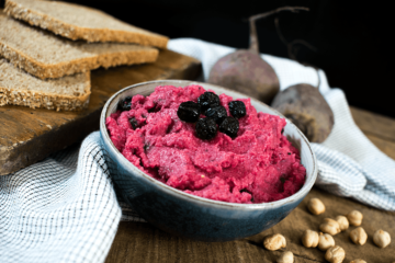 Rote Bete Hummus mit Aroniabeeren