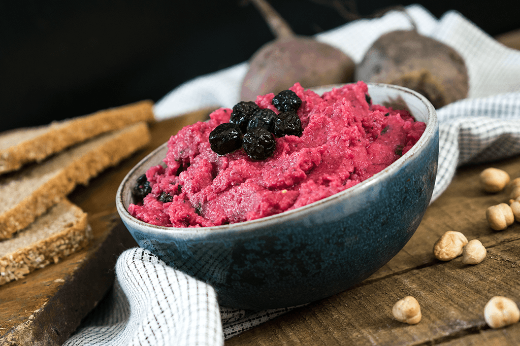 Rote Bete Hummus mit Aroniabeeren