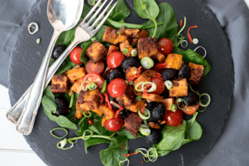 Süßkartoffel-Trauben-Salat mit Erdnuss Tofu