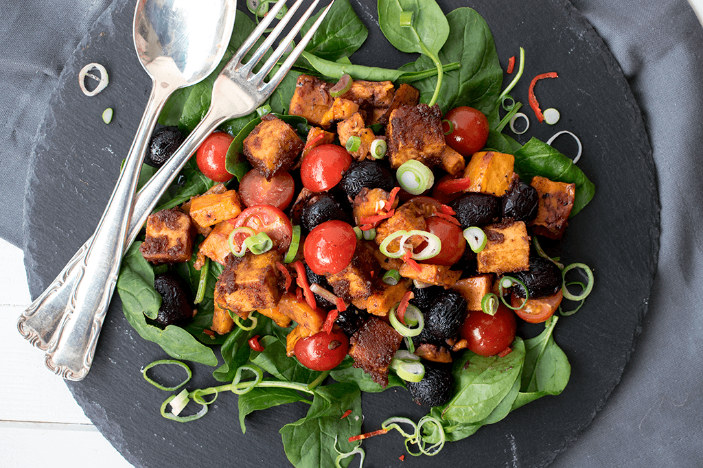 Süßkartoffel-Trauben-Salat mit Erdnuss Tofu