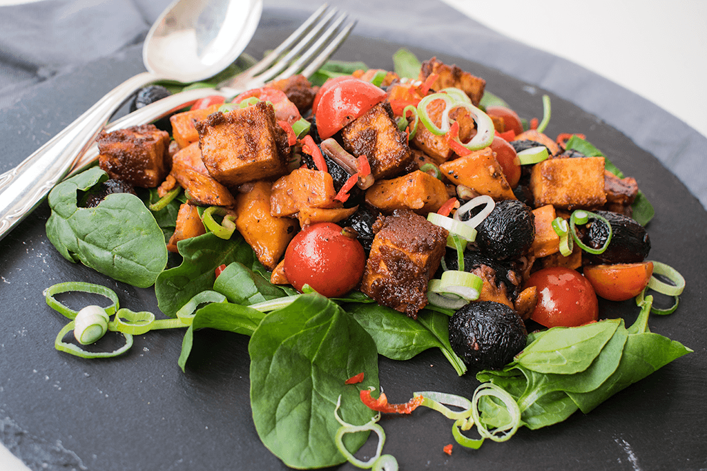 Süßkartoffel-Trauben-Salat mit Erdnuss Tofu