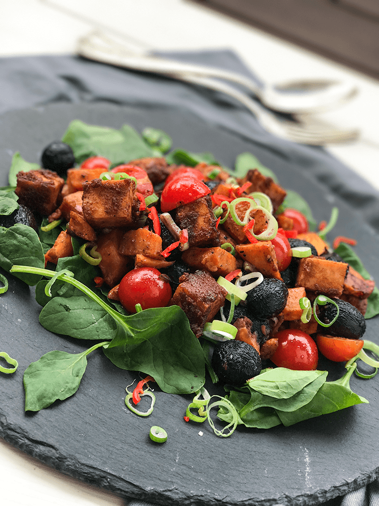 Süßkartoffel-Trauben-Salat mit Erdnuss Tofu