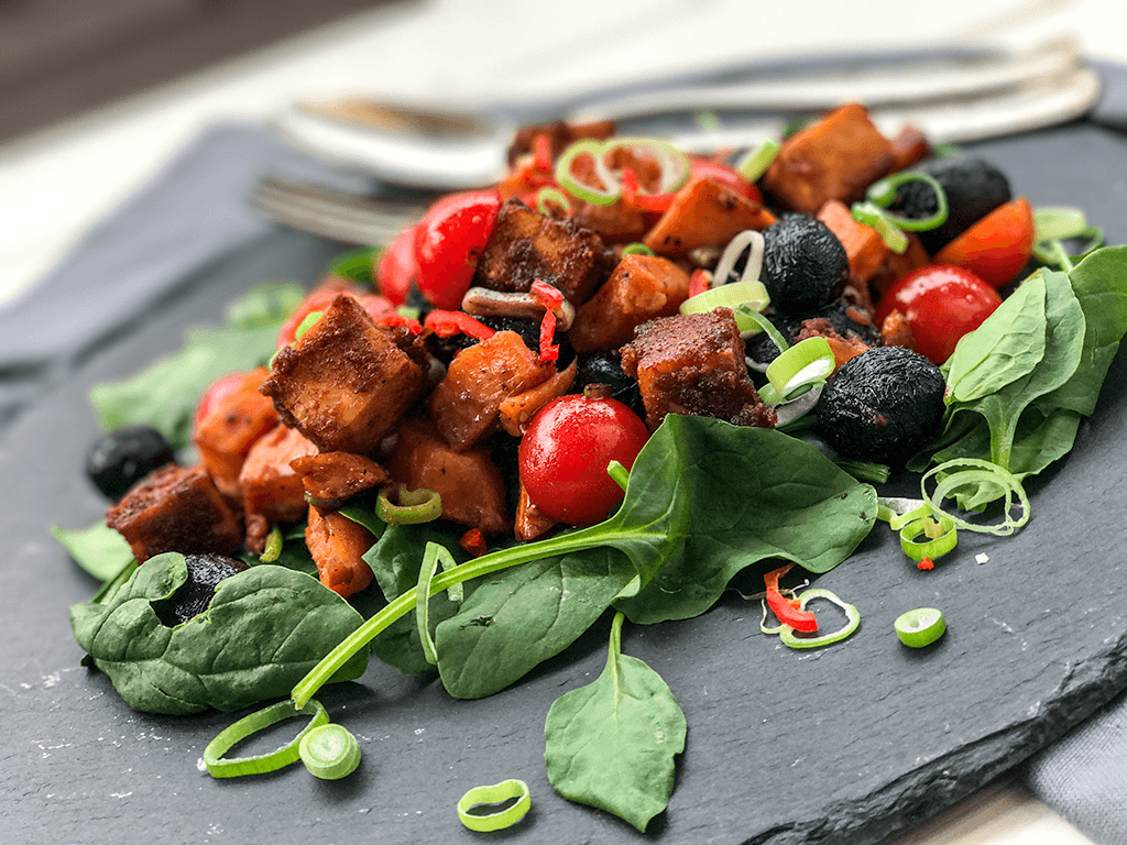 Süßkartoffel-Trauben-Salat mit Erdnuss Tofu