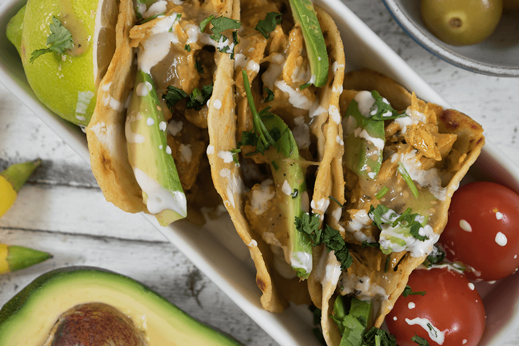 Chili-Limetten-Jackfruit-Tacos mit grüner Tomatillo-Salsa, vegane Jackfruit Tacos