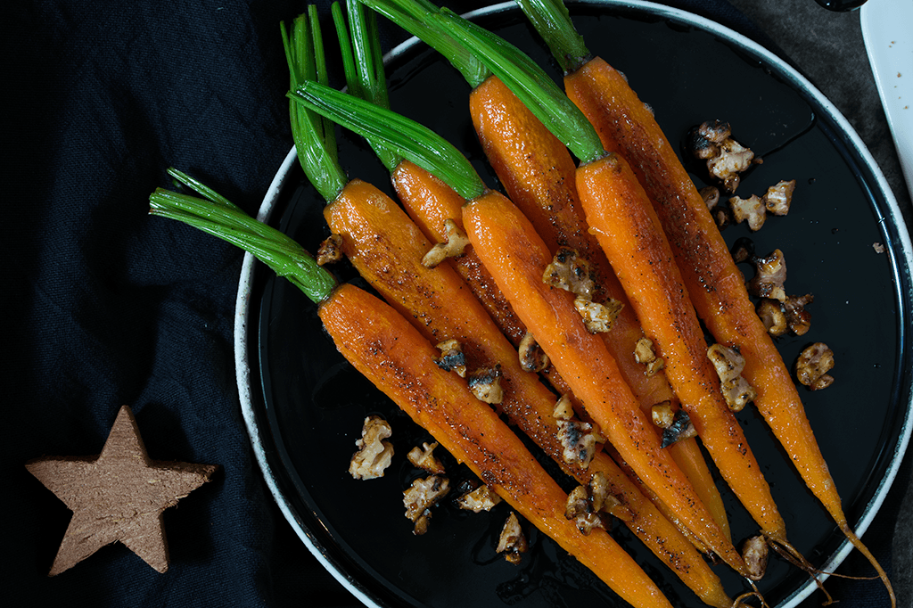 vegane Beilagen zum Weihnachtsmenü, vegane Kroketten, Rotweinschalotten, glasierte Möhren mit Ahornsirup