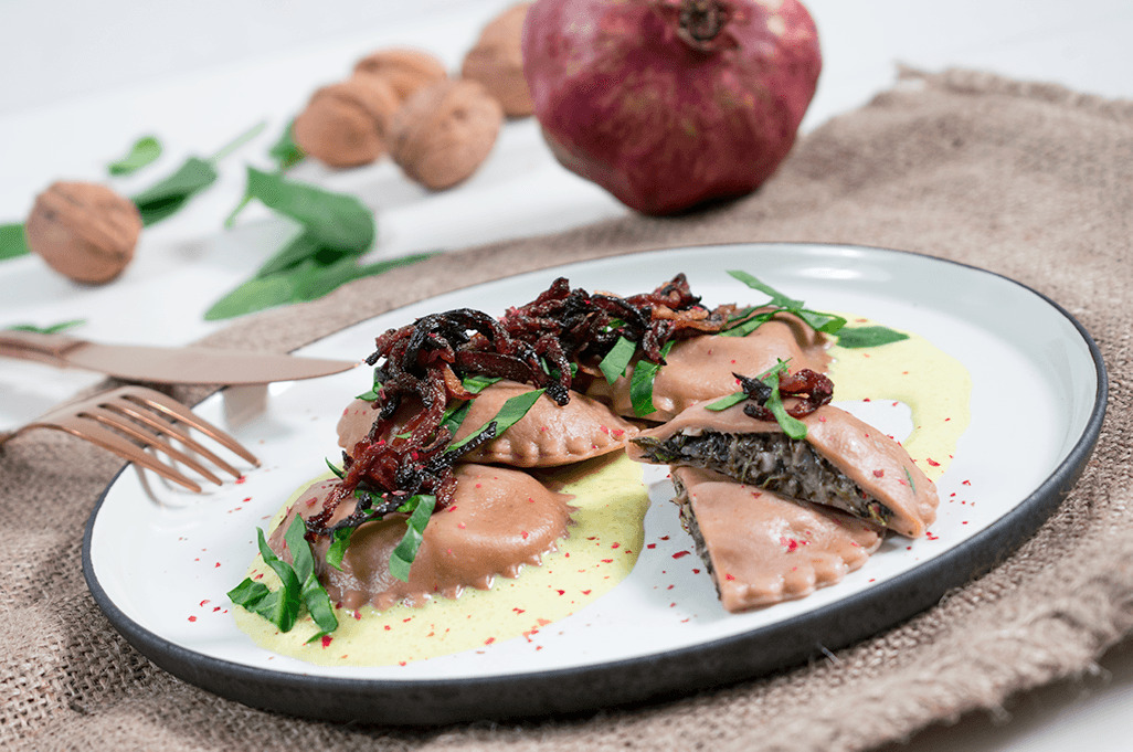 Granatapfel-Ravioli mit Spinat-Walnuss Füllung und Zitronenschaum. Vegane Ravioli