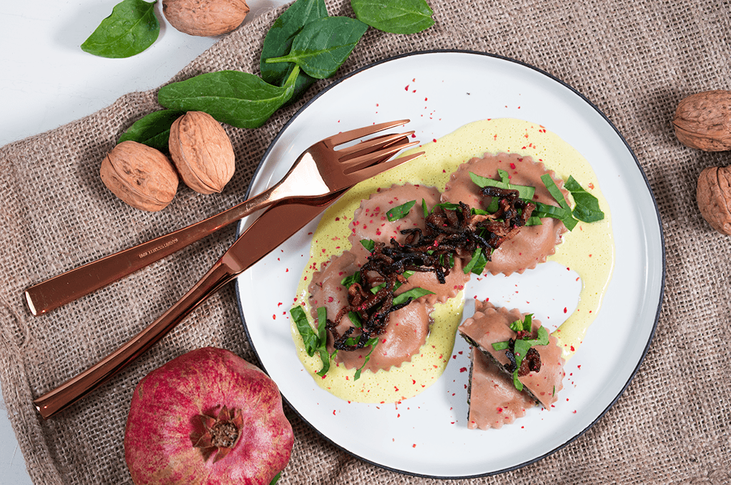 Granatapfel-Ravioli mit Spinat-Walnuss Füllung und Zitronenschaum. Vegane Ravioli