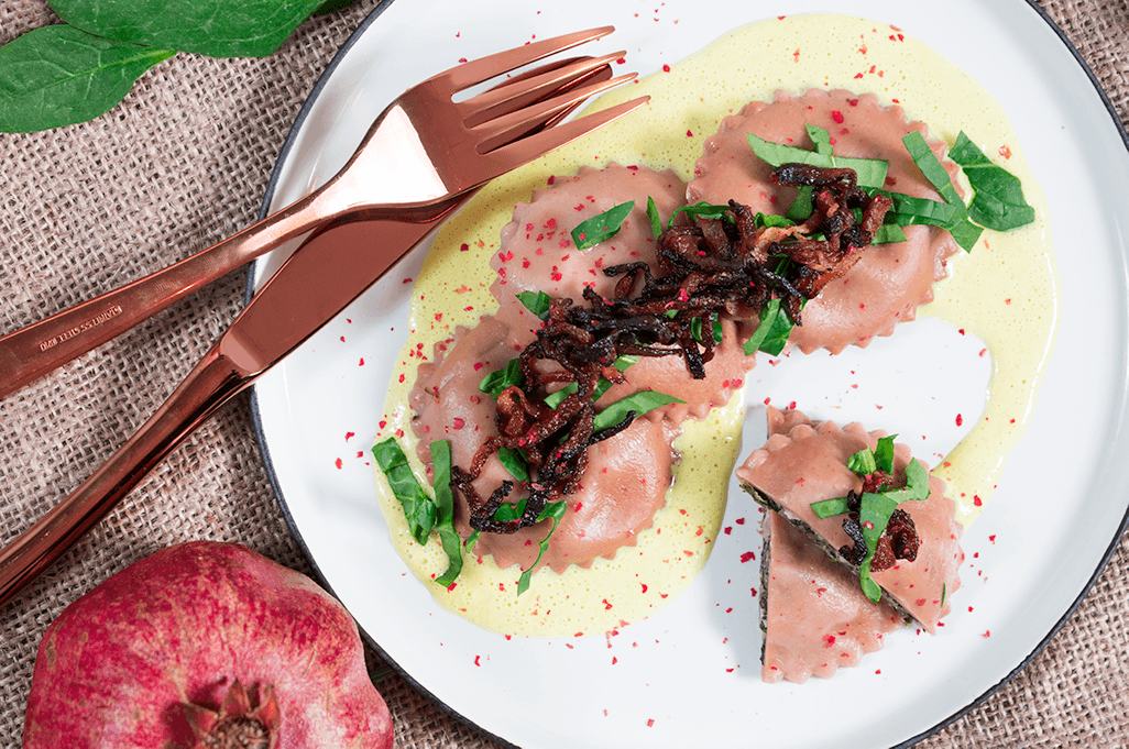 Granatapfel-Ravioli mit Spinat-Walnuss Füllung und Zitronenschaum. Vegane Ravioli