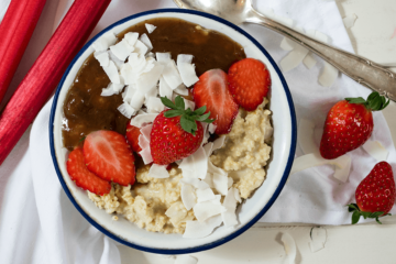 Veganer Hirse-Porridge mit Erdbeer-Rhabarber-Kompott. Mandelmilch Hirse Porridge