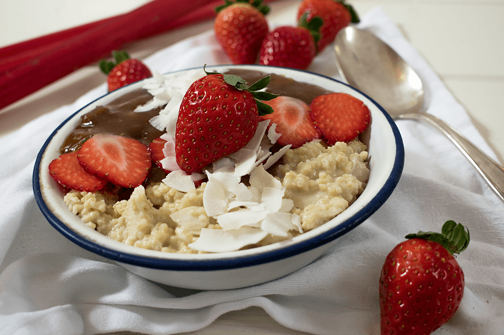 Veganer Hirse-Porridge mit Erdbeer-Rhabarber-Kompott. Mandelmilch Hirse Porridge