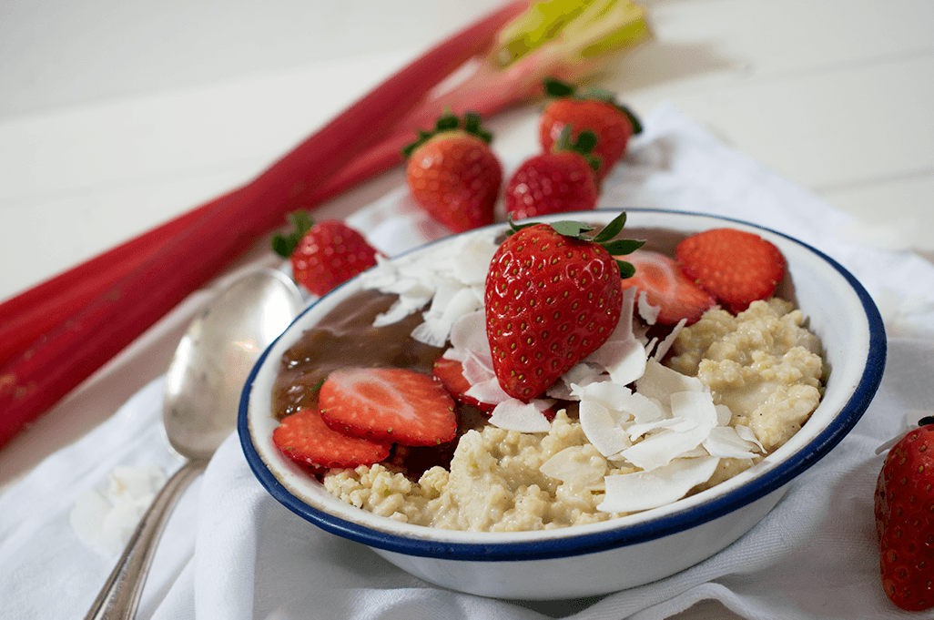 Veganer Hirse-Porridge mit Erdbeer-Rhabarber-Kompott. Mandelmilch Hirse Porridge