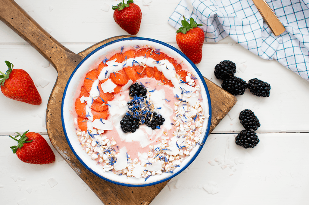 Erdbeer-Smoothie-Bowl mit Buchweizen-Pops, Smoothie-Bowl, Erdbeer-Bowl