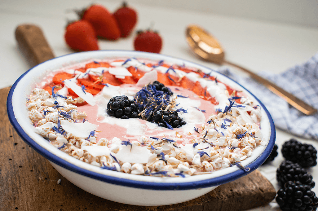 Erdbeer-Smoothie-Bowl mit Buchweizen-Pops, Smoothie-Bowl, Erdbeer-Bowl