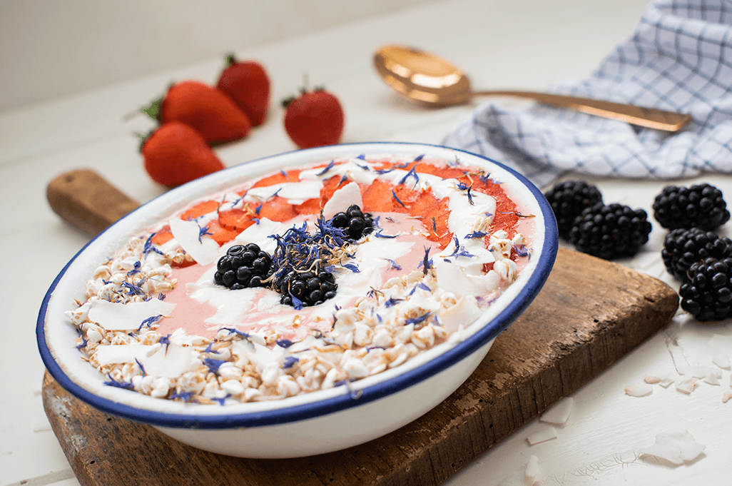 Erdbeer-Smoothie-Bowl mit Buchweizen-Pops, Smoothie-Bowl, Erdbeer-Bowl