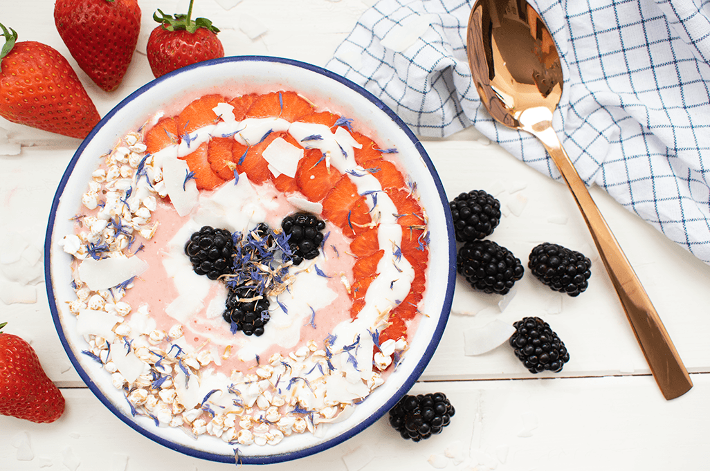 Erdbeer-Smoothie-Bowl mit Buchweizen-Pops, Smoothie-Bowl, Erdbeer-Bowl